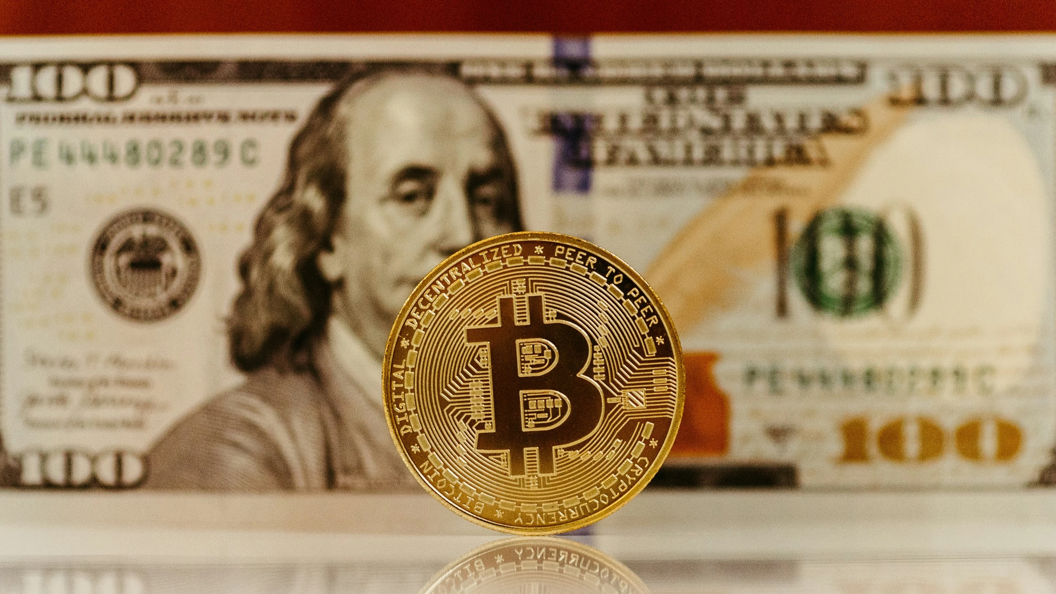 Участники крипторынка ожидали, что биткоин станет «цифровым золотом», но его цена упала почти на 40% с пика, достигнутого в октябре 2025 года. Фото: Jonathan Borba / Unsplash