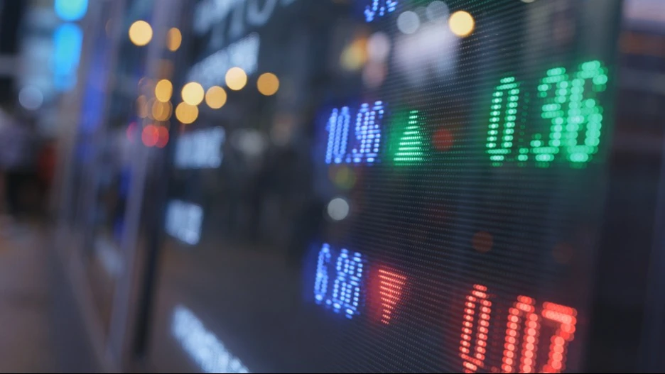 Stocks in the US started trading mixed due to weak statistics and pressure in the tech sector / Photo: Shutterstock.com/leungchopan