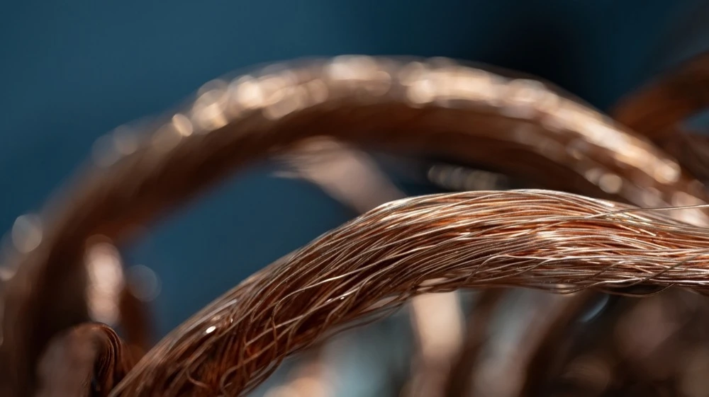 Медь стала одним из бенефициаров бума ИИ. Этот металл обеспечивает питание, связь и охлаждение серверов. Фото: Lapis2380 / Shutterstock.com