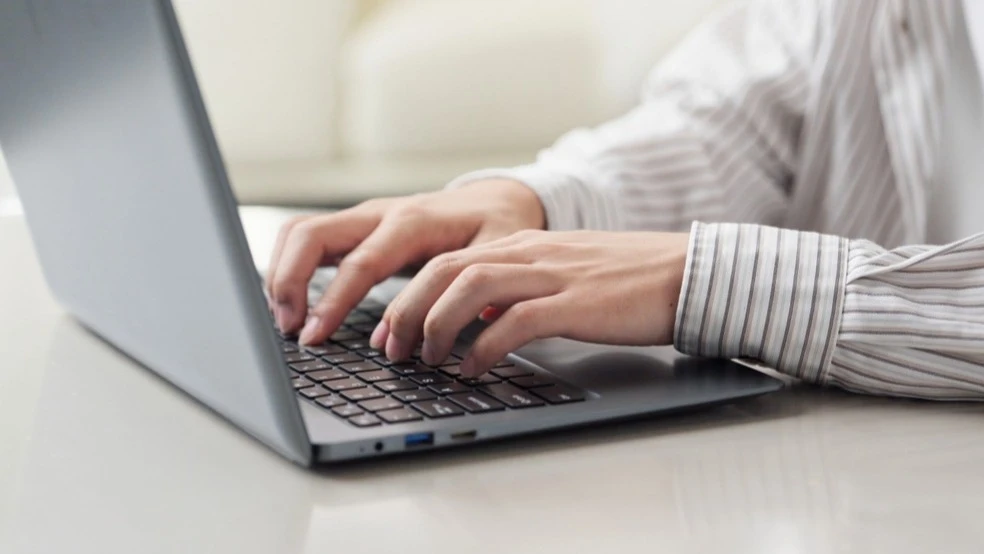 HP, Dell, Acer и Asus рассматривают возможность впервые использовать чипы памяти китайских производителей на фоне нехватки чипов памяти / Фото: mapo_japan / Shutterstock