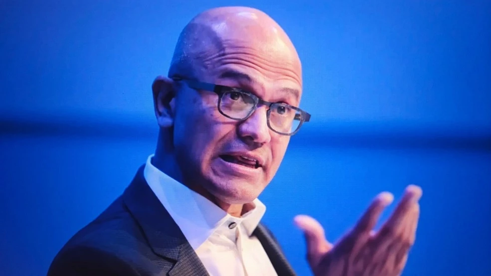 Гендиректор Microsoft Сатья Наделла заявил, что компания уже построила бизнес в области ИИ, который больше некоторых ее франшиз. Но инвесторов это не убедило. Фото: FotoField / Shutterstock.com