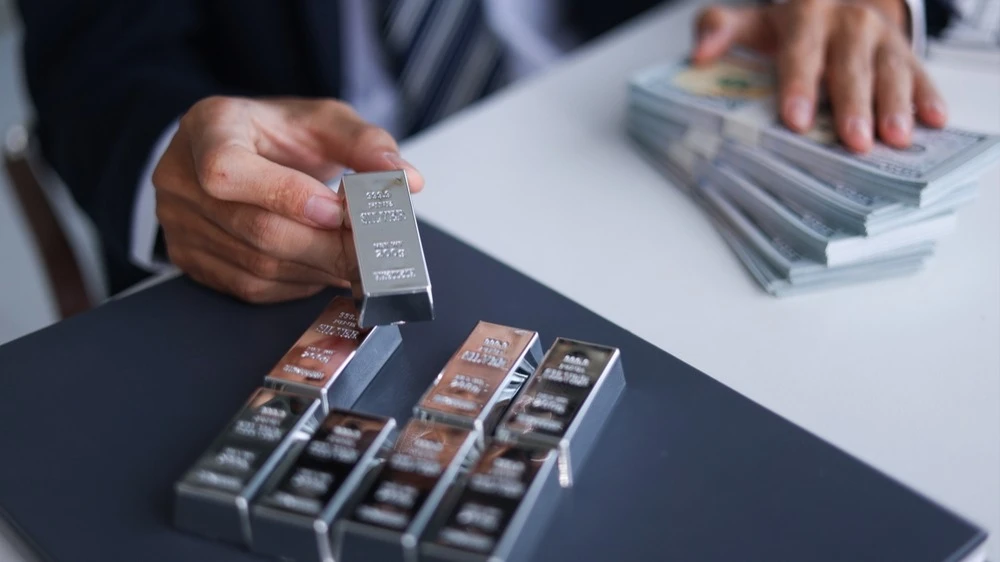 Китайский миллиардер-трейдер Бянь Симин, сделавший себе имя на рекордном ралли золота, переключил внимание на стремительный рост серебра, сделав ставку на его обвал / Фото: Shutterstock.com/Seacalm