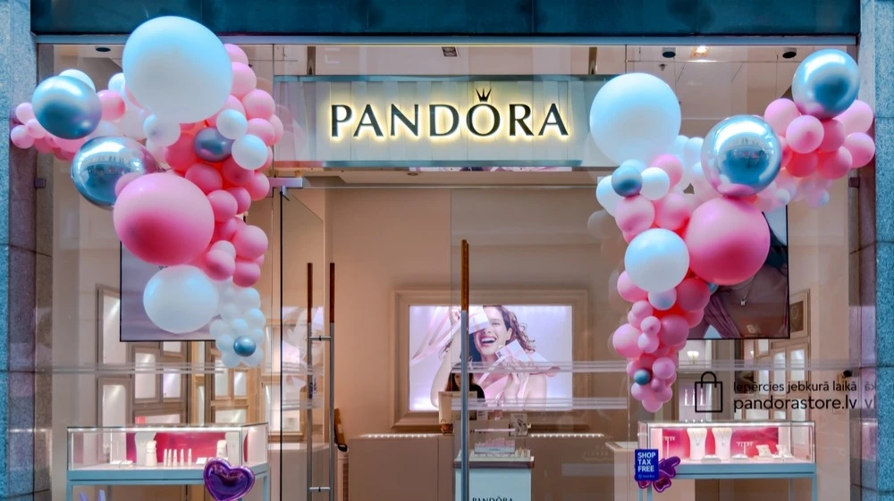 Pandora прогнозирует, что в 2026 году органические продажи вырастут не более чем на 2% в лучшем сценарии, а в альтернативном — снизятся до 1% / Фото: Shutterstock.com
