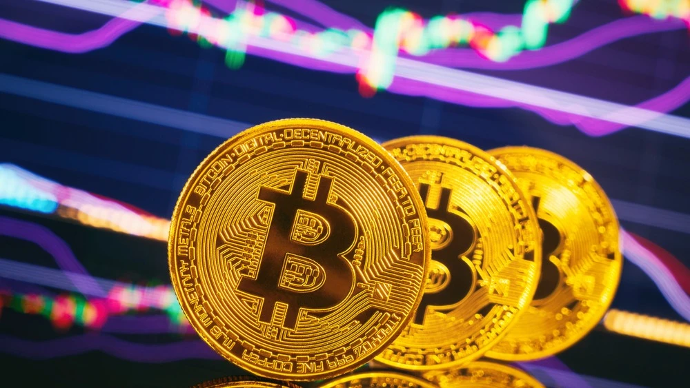 Стоимость биткоина 5 февраля опустилась ниже $70 000 — впервые с ноября 2024 года / Фото: Shutterstock.com