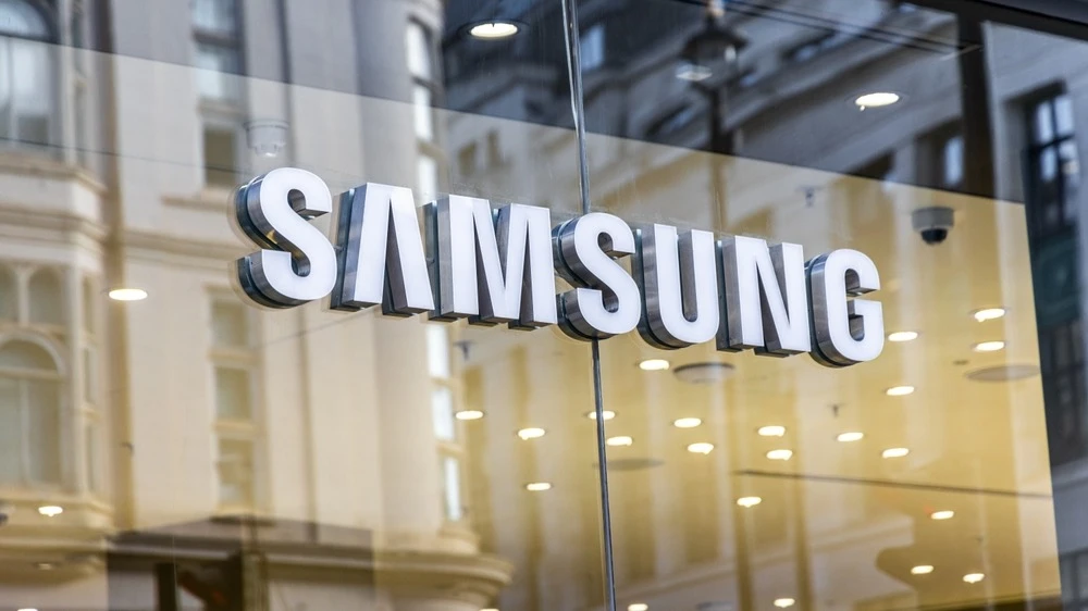 Акции южнокорейской компании Samsung Electronics выросли в понедельник на торгах в Сеуле почти на 5% после новости о том, что уже в феврале она начнет производство нового поколения высокопроизводительных чипов памяти. Фото: Mareks Perkons/Shutterstock
