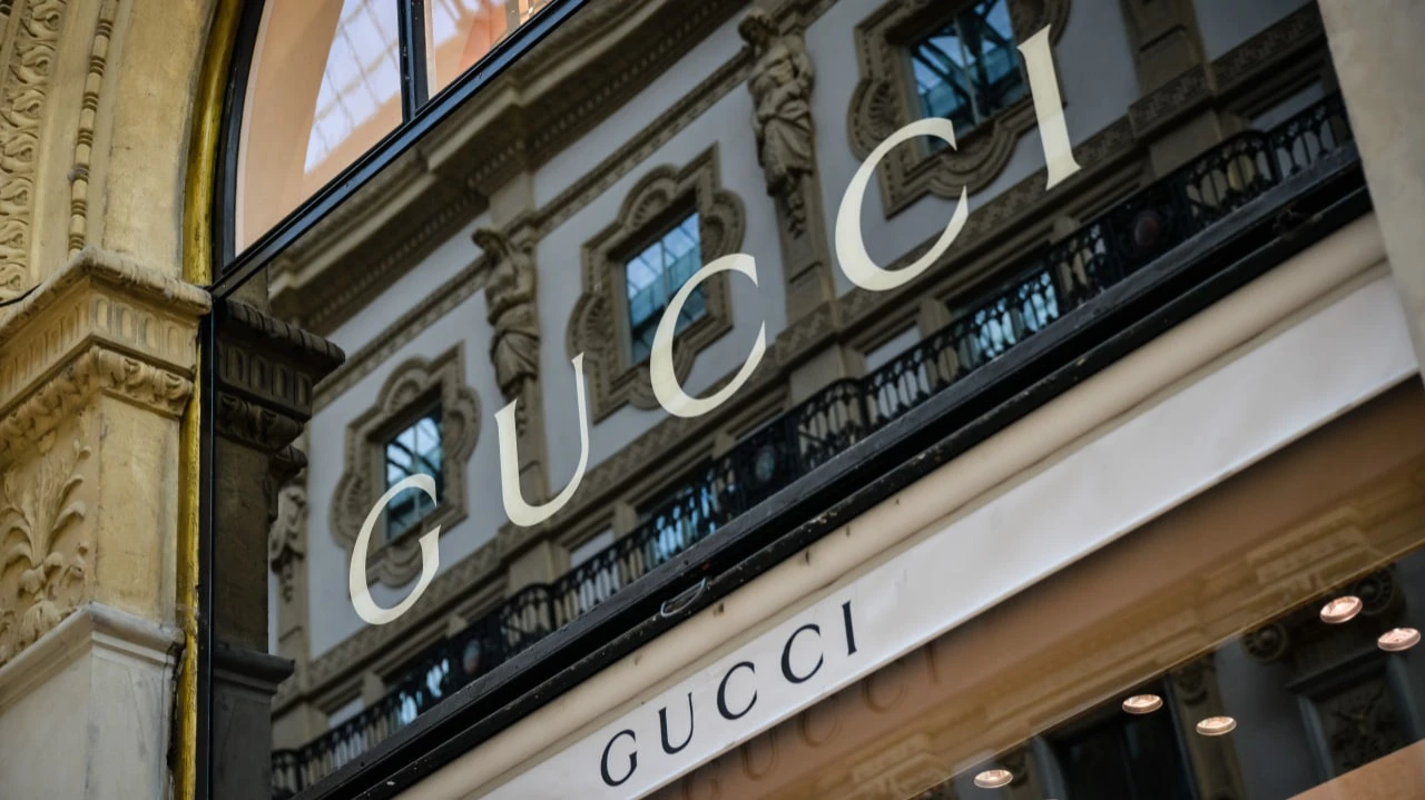 Продажи флагманского бренда Gucci упали в четвертом квартале на 10% / Фото: Casimiro PT / Shutterstock.com