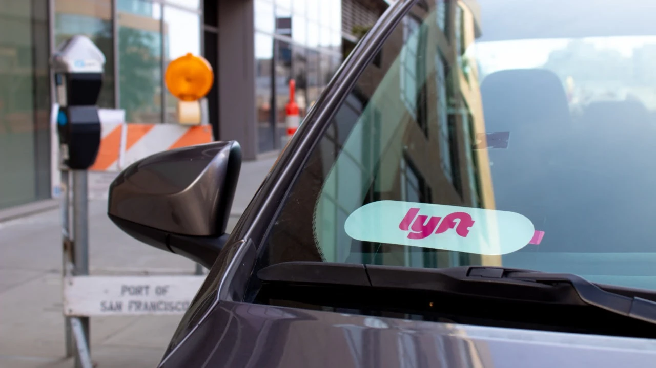 Акции Lyft обвалились после квартального отчета и прогноза хуже ожиданий / Фото: Kevin McGovern / Shutterstock.com