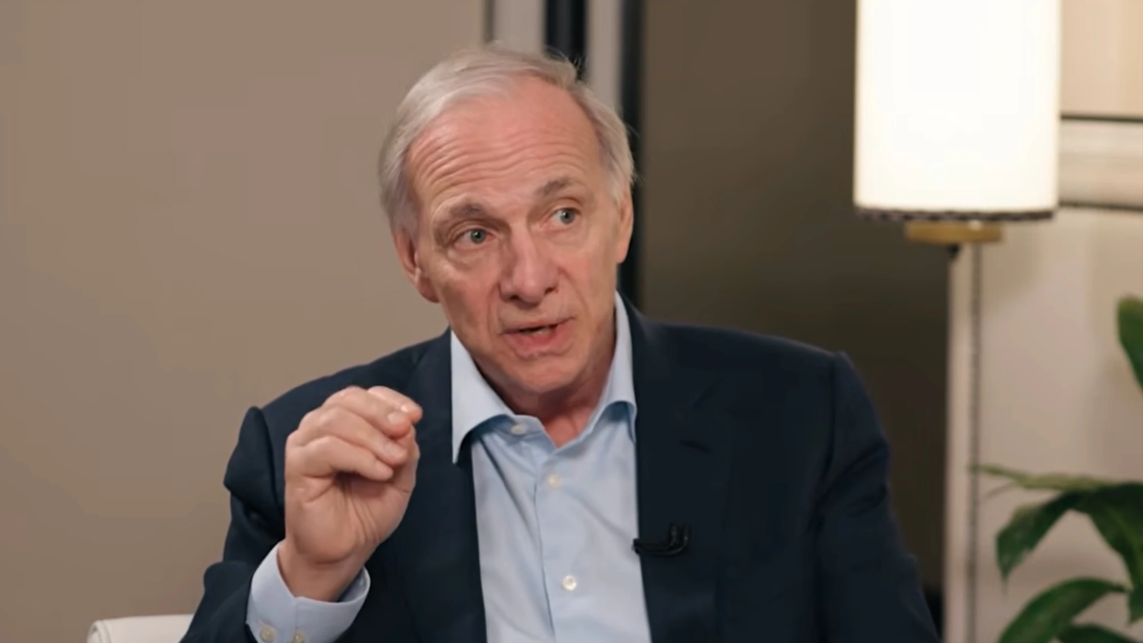 According to Dalio, only one asset can protect investors in the face of global currency depreciation / Photo: screenshot of Ray Dalios interview with Tucker Carlson