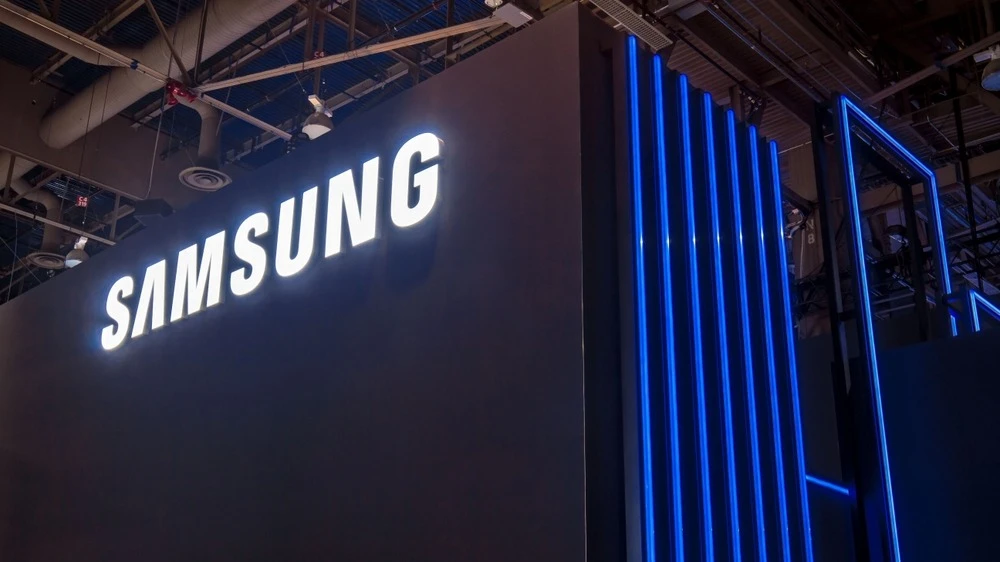 Южнокорейская корпорация Samsung сообщила о первых коммерческих отгрузках новейших высокоскоростных модулей памяти HBM4, предназначенных для ИИ-процессоров, передает Bloomberg. Фото: RYO Alexandre/Shutterstock