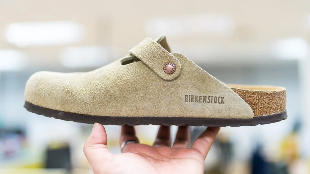 Компания Birkenstock сообщила о выручке в размере $477,58 млн, что оказалось чуть ниже прогноза аналитиков / Фото: Dontree_M/Shutterstock