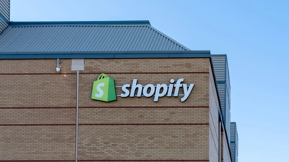 Бумаги Shopify упали на фоне общего снижения рынка акций Америки, но аналитики видят потенциал роста до 34% / Фото: JHVEPhoto / Shutterstock