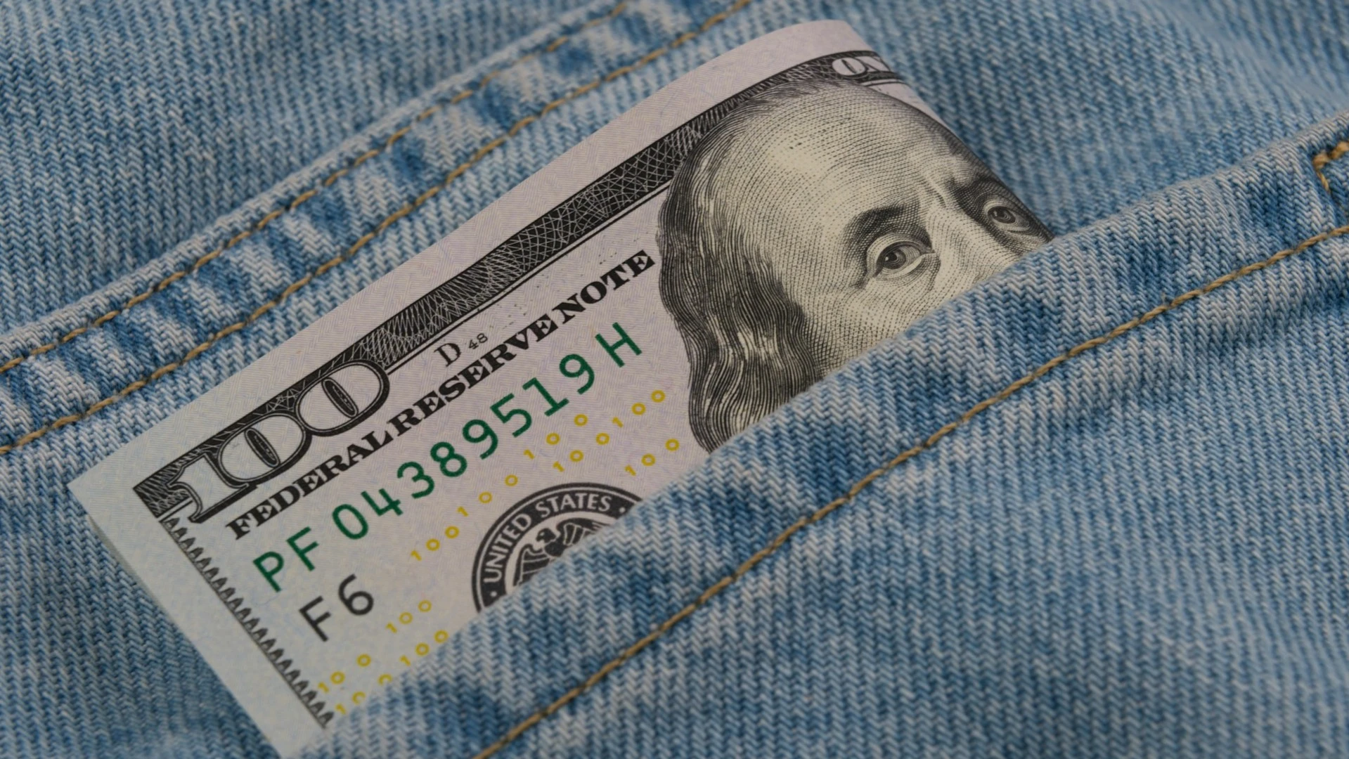 Стратег Deutsche Bank поставил под сомнение статус доллара в качестве защитного актива / Фото: Unsplash/engin akyurt