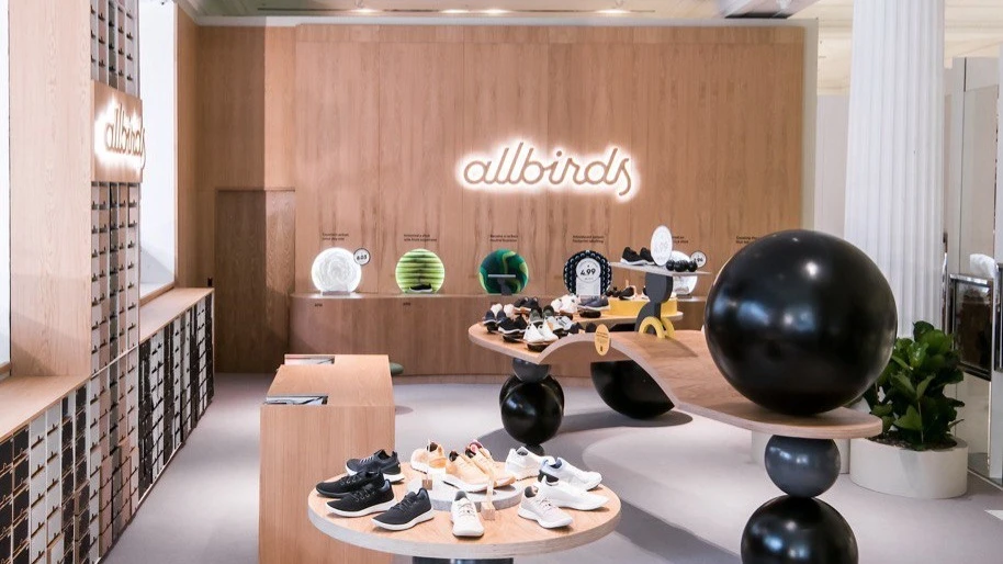 Allbirds decided to focus on online shopping and partner distribution programs, keeping two outlet stores in the US and two of its own stores in London / Photo: Facebook / Allbirds