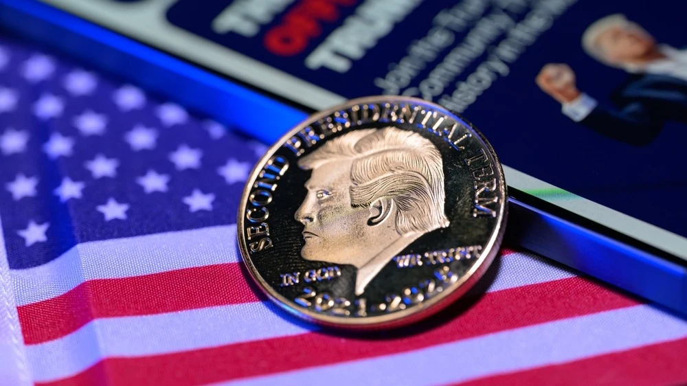 Инвестор обвинил мемкоины, которые сначала взлетели в цене, а потом оставили трейдеров ни с чем, в снижении доверия к крипторынку и — как следствие — падении биткоина / Фото: JRdes / Shutterstock