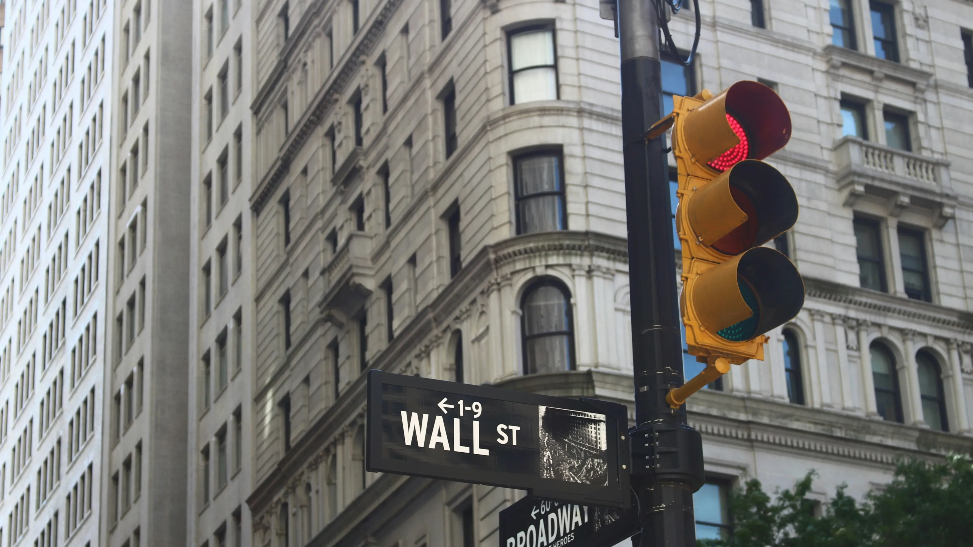 Инвесторы выходят из компаний с высокими комиссиями и трудозатратами, считая их потенциально уязвимыми для перемен из-за ИИ. Это торговля «на страхах перед ИИ». Фото: Roberto Júnior / Unsplash.com