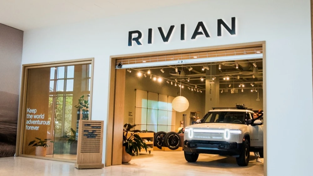 Аналитик UBS Джозеф Спак улучшил рейтинг Rivian с «продавать» до «нейтрального», впечатлившись результатами производителя электрокаров за четвертый квартал и оптимистичным прогнозом на 2026 год. Фото: Michael Berlfein/Shutterstock