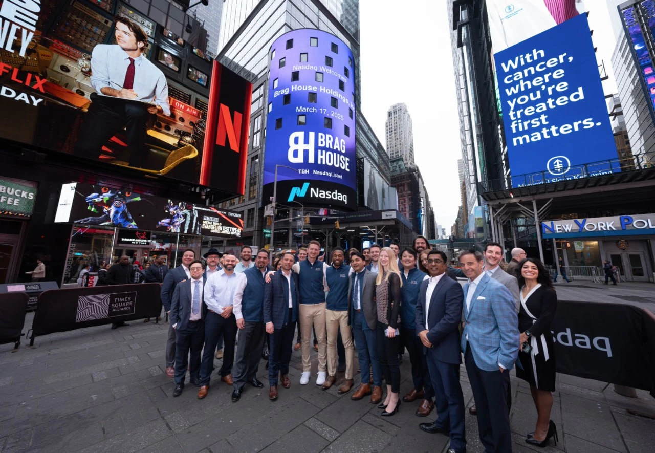 Команда Brag House на Times Square. Фото: x/Brag House