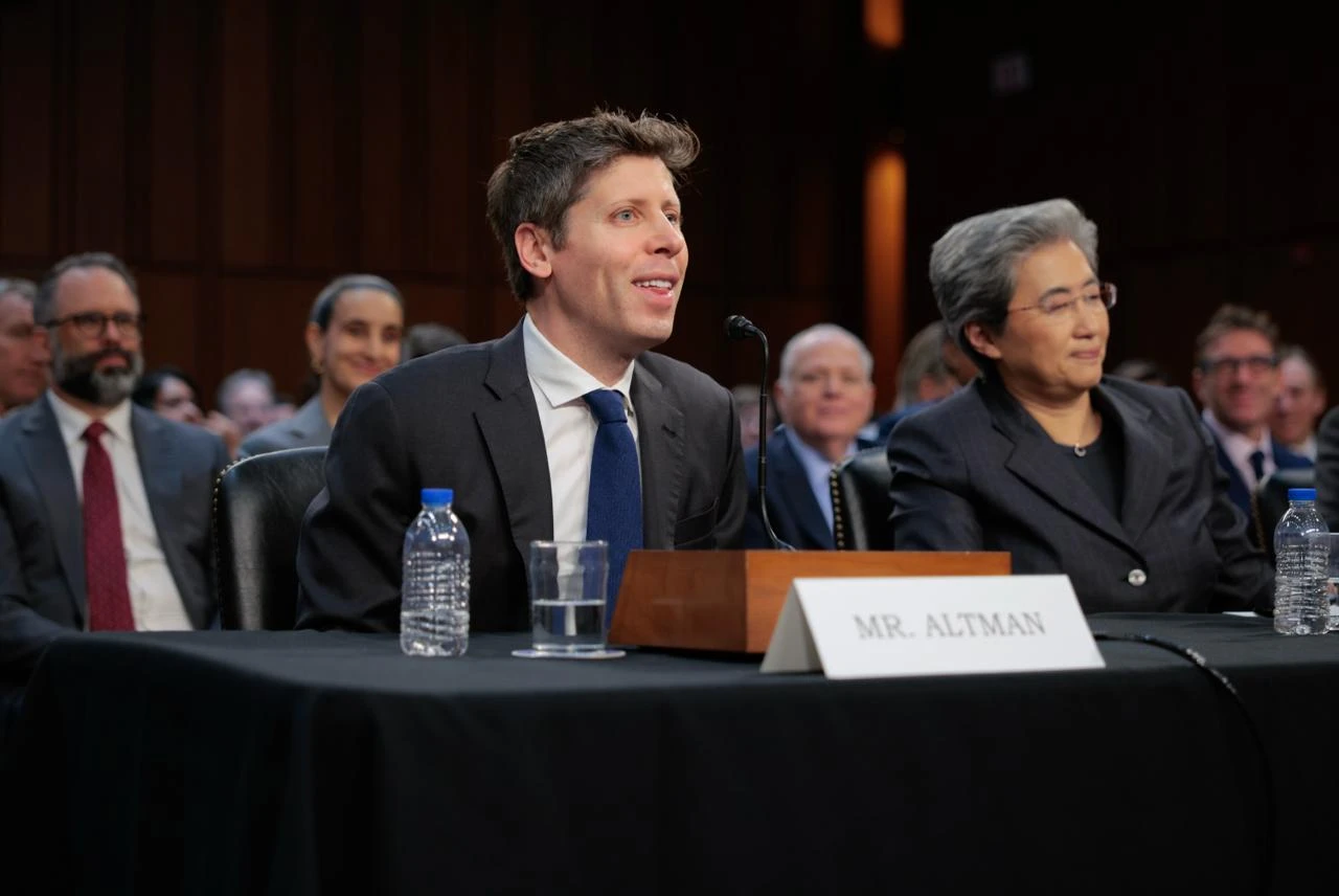 Лиза Су и глава OpenAI Сэм Альтман на слушаниях в Сенате в мае 2025 года, посвященных конкурентоспособности США в сфере ИИ по сравнению с Китаем и ЕС. Фото: Chip Somodevilla/Getty Images