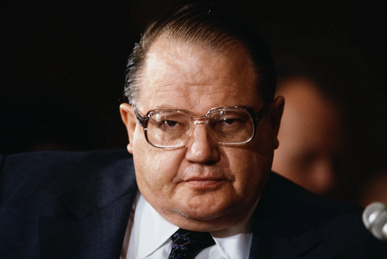 Нельсон Хант (на фото) и его братья начали скупать серебро еще в 1973 году, их действия привели к дефициту этого металла на рынке. Фото: Wally McNamee / Getty