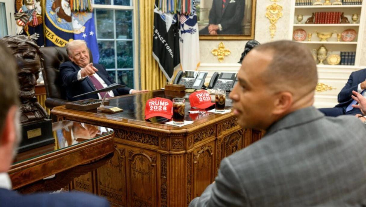 Президент США Дональд Трамп демонстрирует лидерам меньшинства в Сенате и Палате представителей — Чаку Шумеру и Хакиму Джеффрису — бейсболки с надписью «Trump 2028» @realDonaldTrump / X