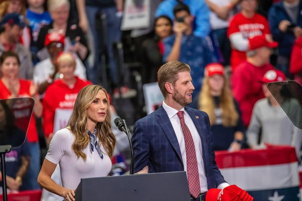 «Отношение президента к Ларе со временем переросло в глубочайшее уважение, — рассказал The Washington Post бывший высокопоставленный советник Трампа на условиях анонимности. — Он больше не воспринимал ее просто как жену Эрика. Она стала связующим звеном между его семьей и большой политикой». Фото: Jeffery Edwards / Shutterstock.com